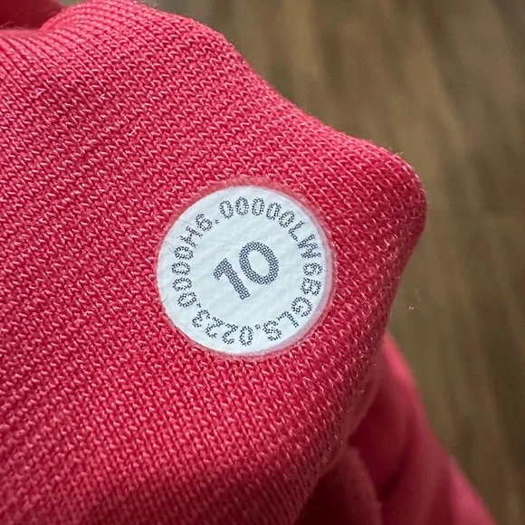 Lululemon Align High-Rise Crop 23"
Lip Gloss
W6BGLS
Double lined
Size 10 - Picture 8 of 8